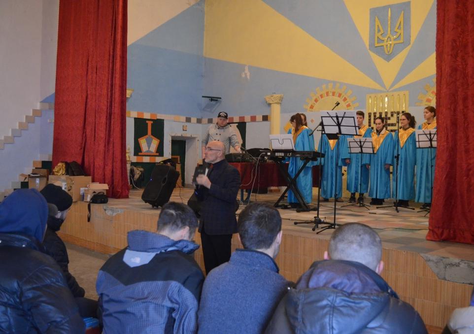 Євангелізаційна поїздка молодіжного хору до колонії в с. Мартусівка